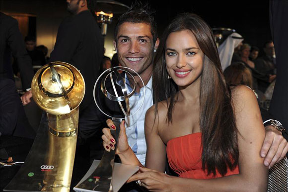 [Image: Cristiano+Ronaldo+And+His+Girlfriend+Images-05.jpg]