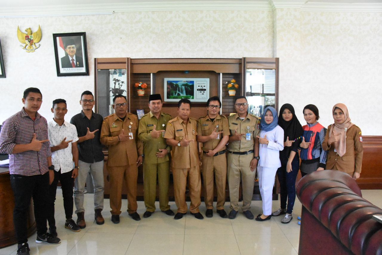 Wakil Walikota Tanjungbalai Drs H Ismail berphoto bersama dengan pengurus PUMATA FC usai audensi di ruang kerjanya. Wakil Walikota Tanjungbalai Drs H Ismail berphoto bersama dengan pengurus PUMATA FC usai audensi di ruang kerjanya.