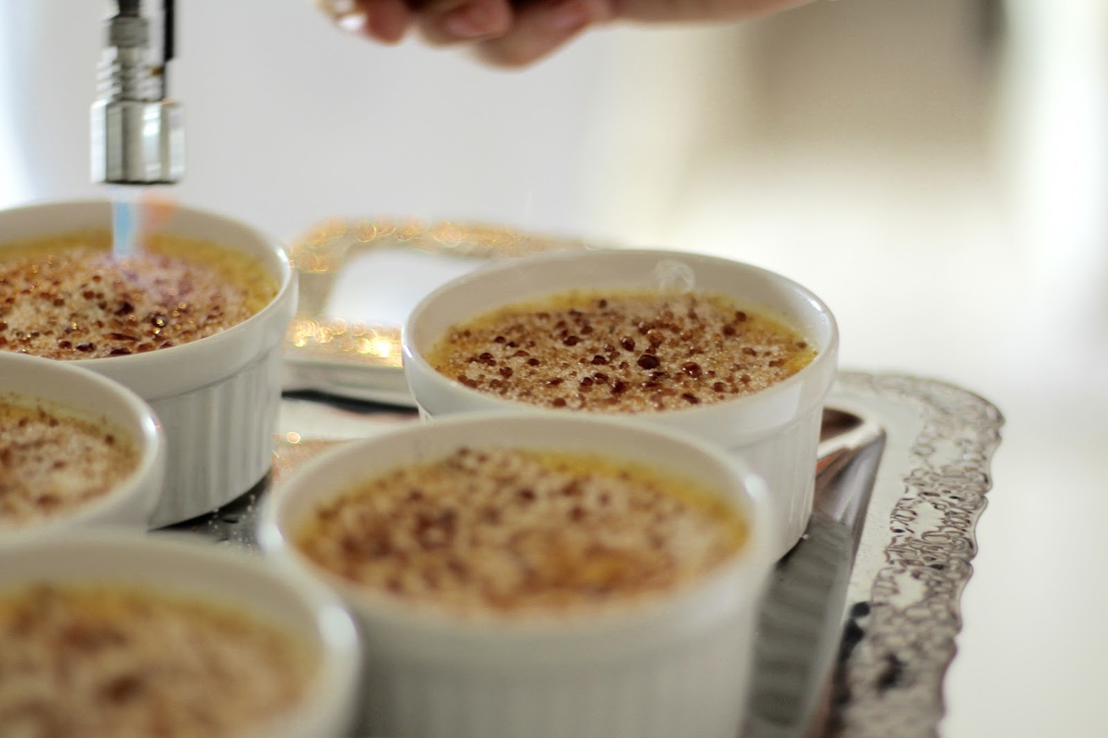 Angel Food Cake mit weißen Johannisbeeren und zarte Crème Brulée ...