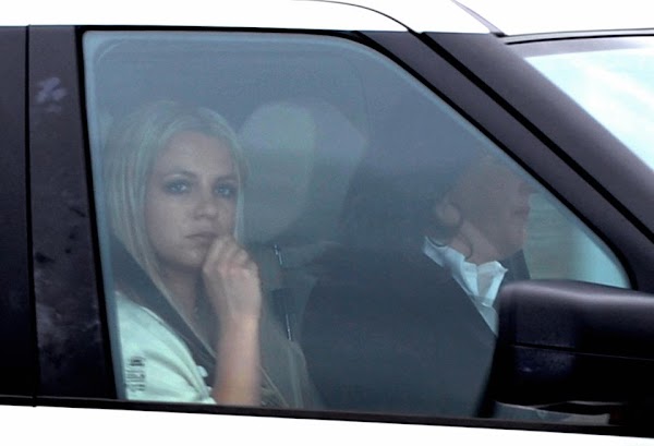 Novio de Britney Spears sufre un accidente tras conseguir permiso para llevarla en coche