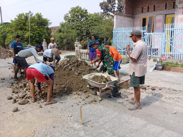 Bersama Masyarakat, Babinsa Karya Bhakti Uruk Jalan