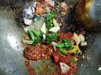 Adding broccoli and zucchinis in hot garlic sauce for lobster hot garlic sauce recipe