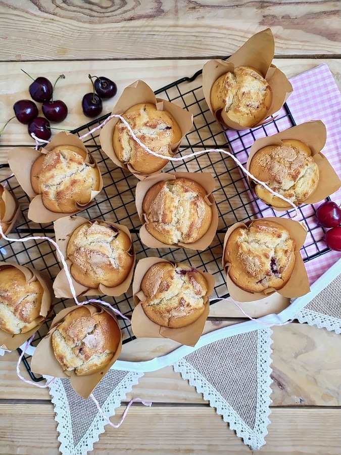 Muffins de cerezas. Cherry muffins. Desayuno, merienda, postre, fruta de temporada, receta fácil, esponjosos, jugosos, tiernos. Cuca