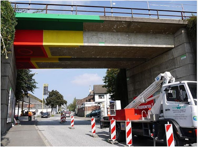 Artista de rua pinta uma ponte na Alemanha para se parecer com tijolos LEGO