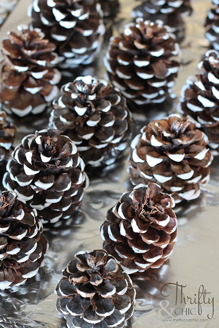 DIY Winter pine cone wreath. DIY pine cone crafts. DIY Christmas wreath tutorial. Christmas craft ideas. Easy Christmas crafts. DIY Christmas decor.