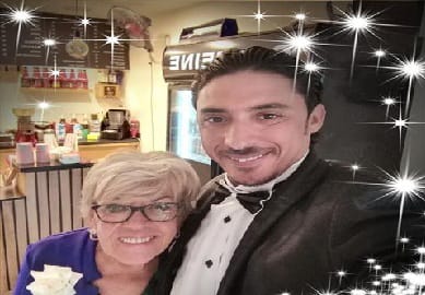 شاب مصري ثلاثيني يتزوج بريطانية تبلغ 80 عامًا شاب مصري ثلاثيني يتزوج بريطانية تبلغ 80 عامًا