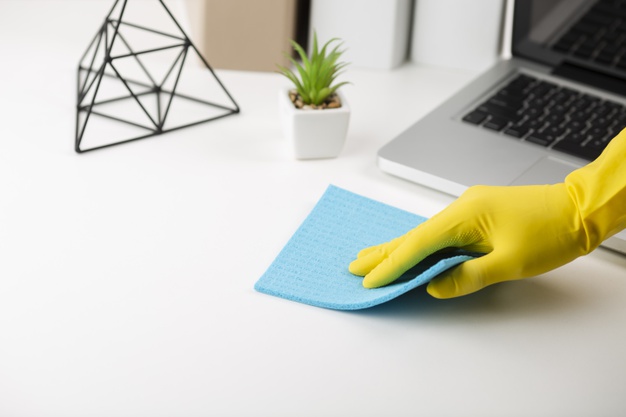 limpiando un escritorio