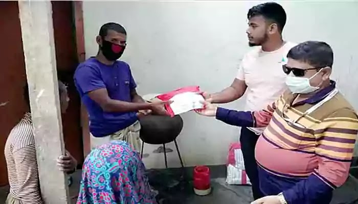 Distribution of Eid materials of Tanti League among the helpless in Tangail টাঙ্গাইলে অসহায়দের মাঝে তাঁতি লীগের ঈদ সামগ্রী বিতরণ