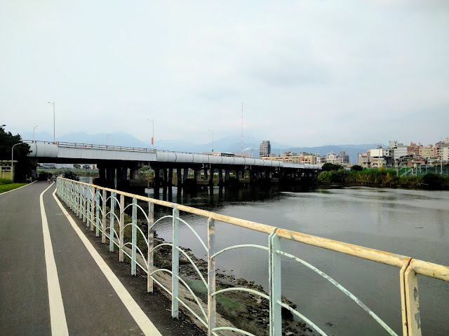 台北河濱公園自行車道 基隆河左岸鐵馬行