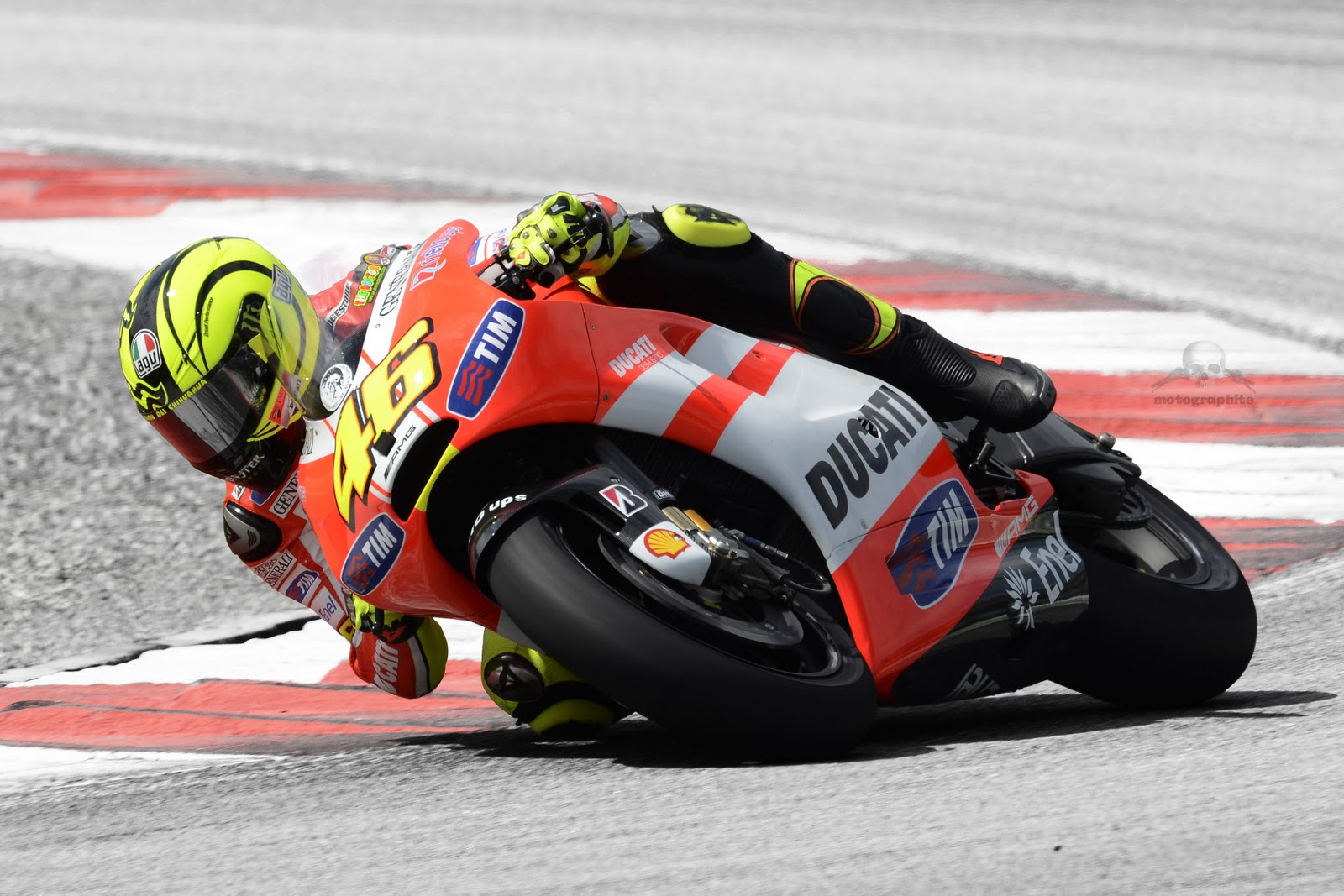 http://1.bp.blogspot.com/-YNFuPkK6LS0/To76PkBG9BI/AAAAAAAAExY/GK6F9NAyAPg/s1600/ducati-desmosedici-gp11-valentino-rossi-46-2.jpg