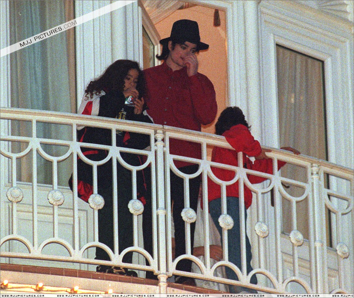 [FOTOS] Michael Jackson visita Disneyland Paris Dezembro de 1995 MJFans BR Michael Jackson