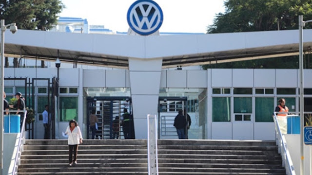 Volkswagen confirma que trabajadora dio positivo en Covid-19 tras reunión con proveedor
