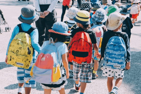 Melepas Anak di Hari Pertama Sekolah