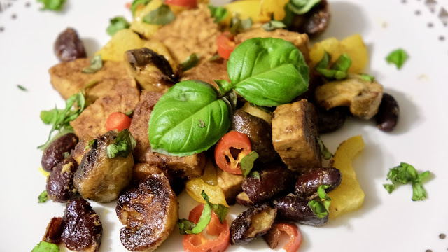 Fried tempeh with mushrooms and veg