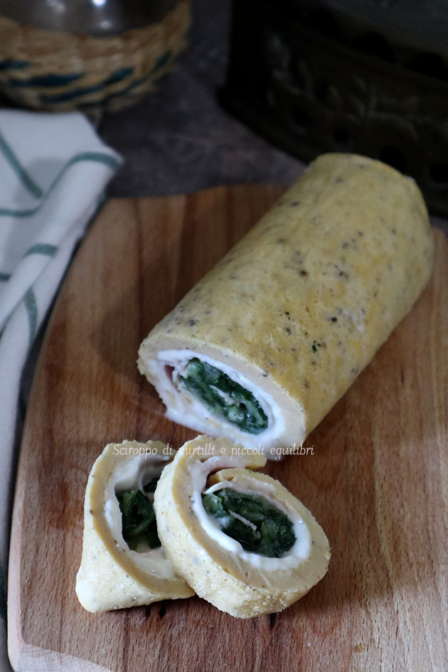 Rotolo di frittata farcito con crescenza, prosciutto cotto e bietolina