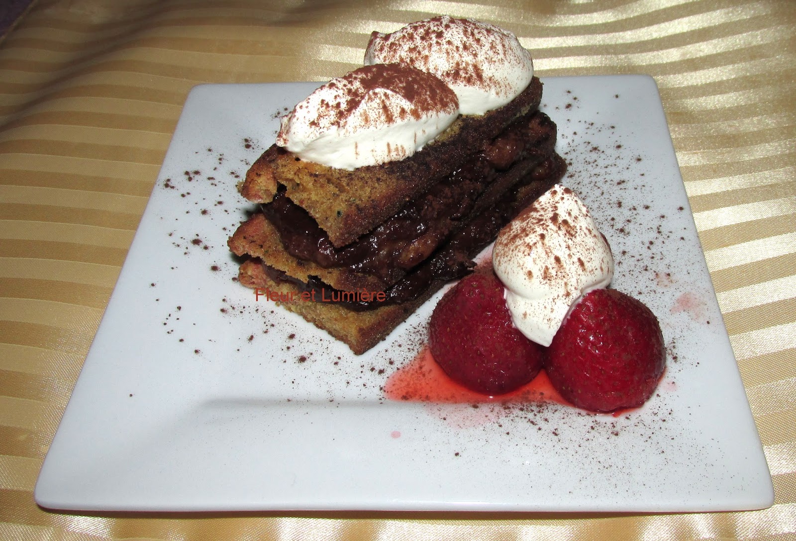 Fleur et Lumière Mille feuille de gâteau et compote de bananes / chocolat, fraises et chantilly