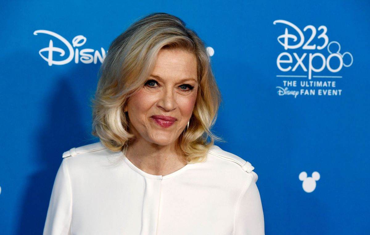 Diane Sawyer clicks at D23 Expo in Anaheim 23 Aug2019