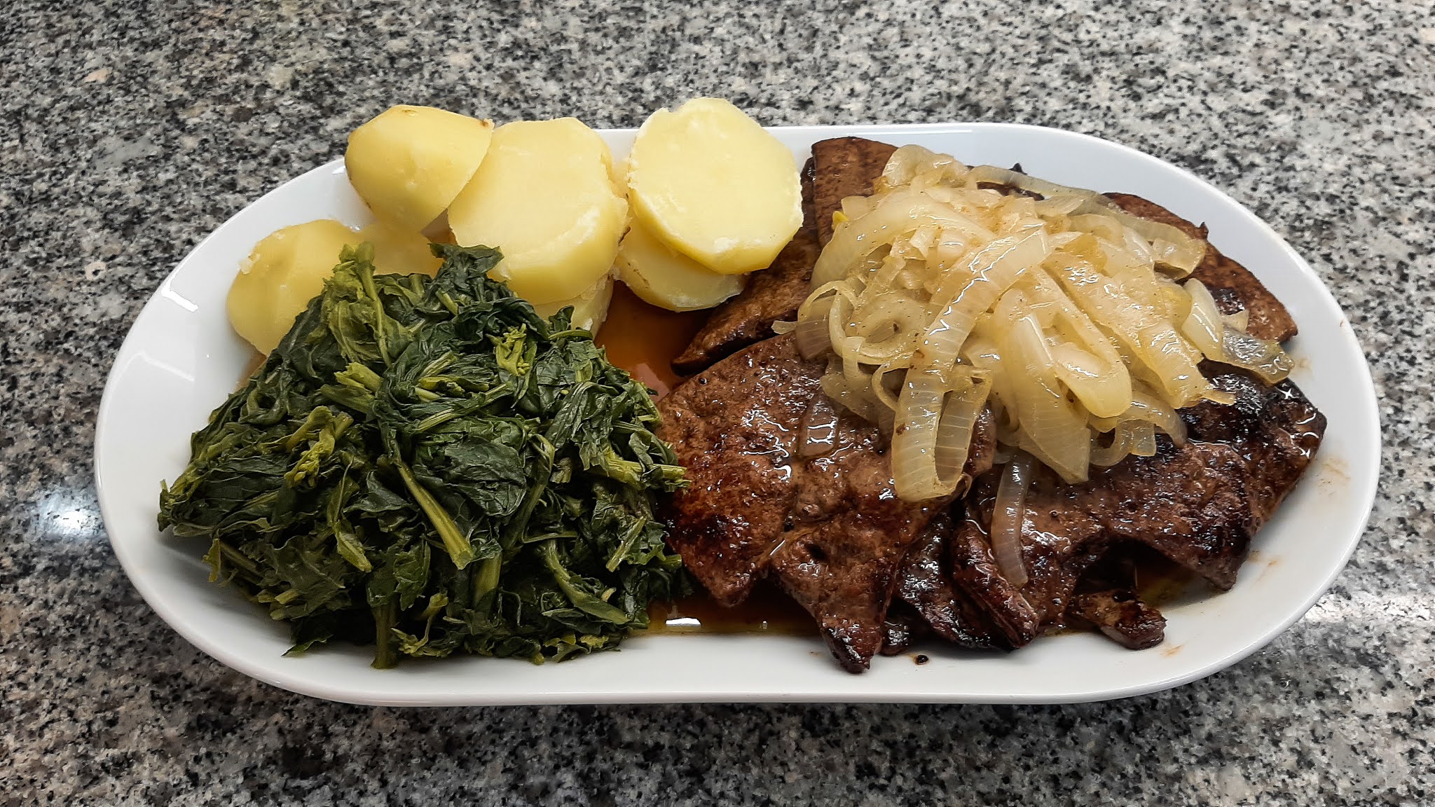 Fígado Frito Com Cebola E Tomate Sobre Fundo De Pedra Preta Imagem