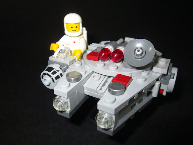 MOC LEGO Spaceman na Millenium Falcon