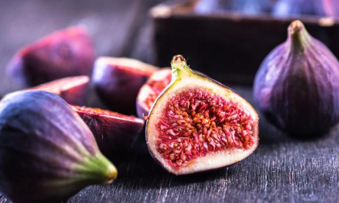 Σύκα: Πώς ωφελούν την υγεία, πόσες θερμίδες έχουν αλλά και τι να προσέχετε