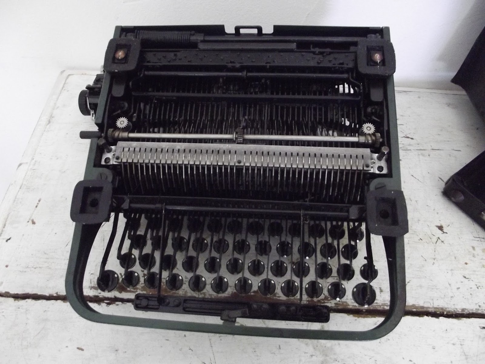 ancienne machine a écrire valise verte UNDERWOOD ELLIOT FISHER CO USA Typewriter importé des