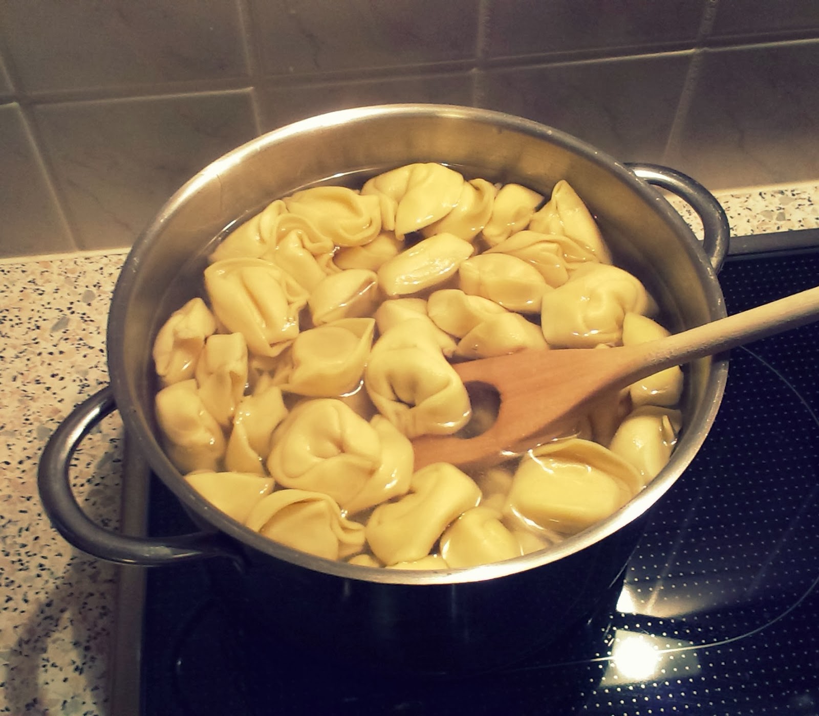 raccoon.cooking: Tortellini mit Tomaten-Sahne-Soße