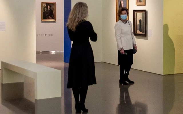 Queen Sonja visited Lillehammer Art Museum in a closed guided tour together with curator Cecilie Skeide and artist Hanne Borchgrevink