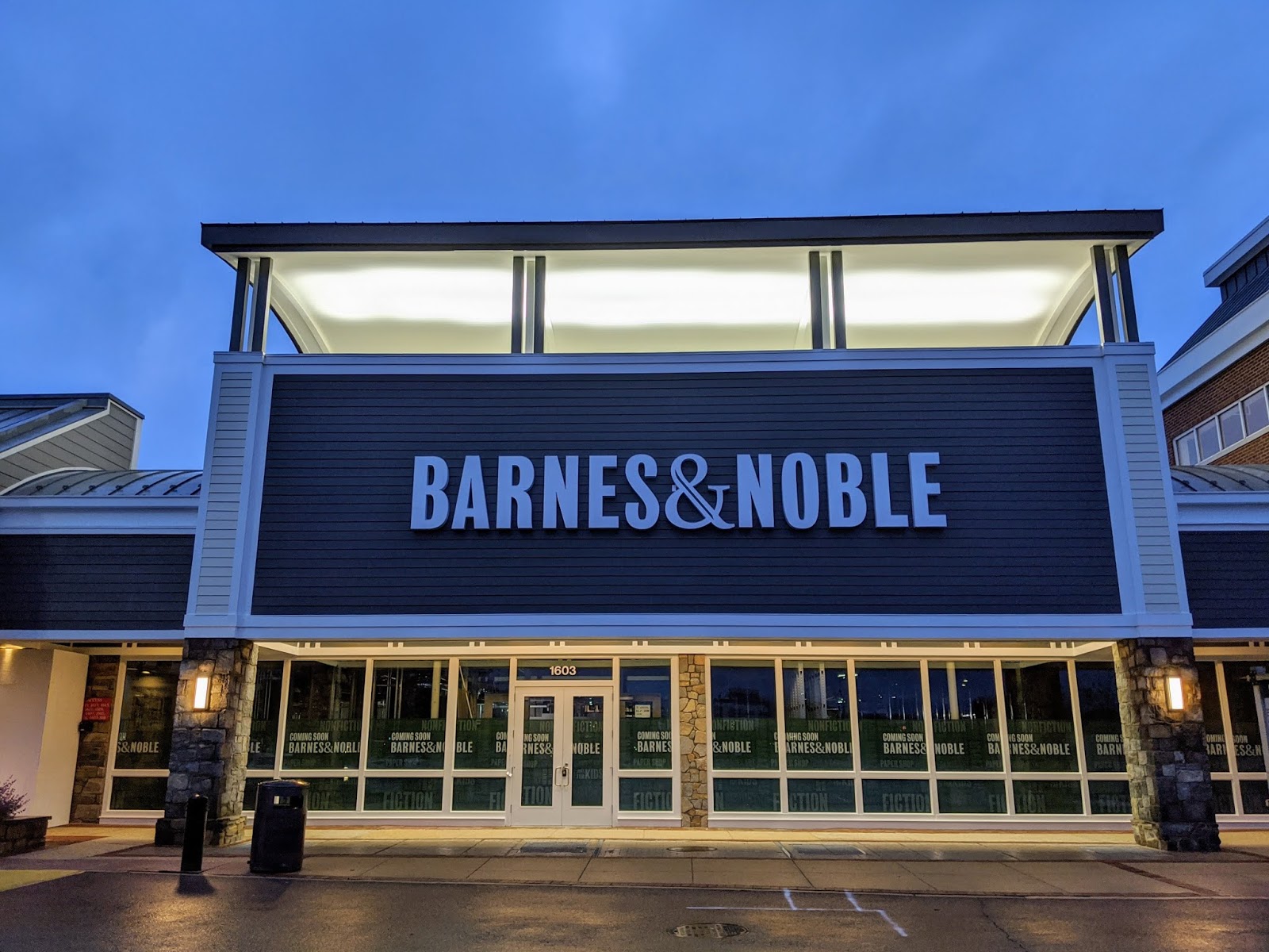 Rockville Nights Barnes & Noble installs sign at Congressional Plaza