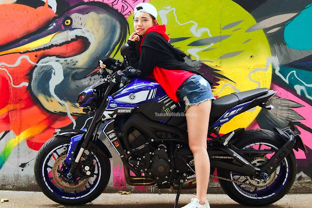 Cute Asian Girls And Yamaha MT09 With Custom Decals 2