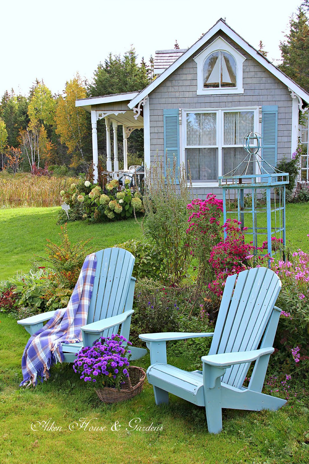 Красивый дом с участком. Мечтаете о даче. Мечтаете о даче. Дача мечты своими руками. Женщина в огороде.