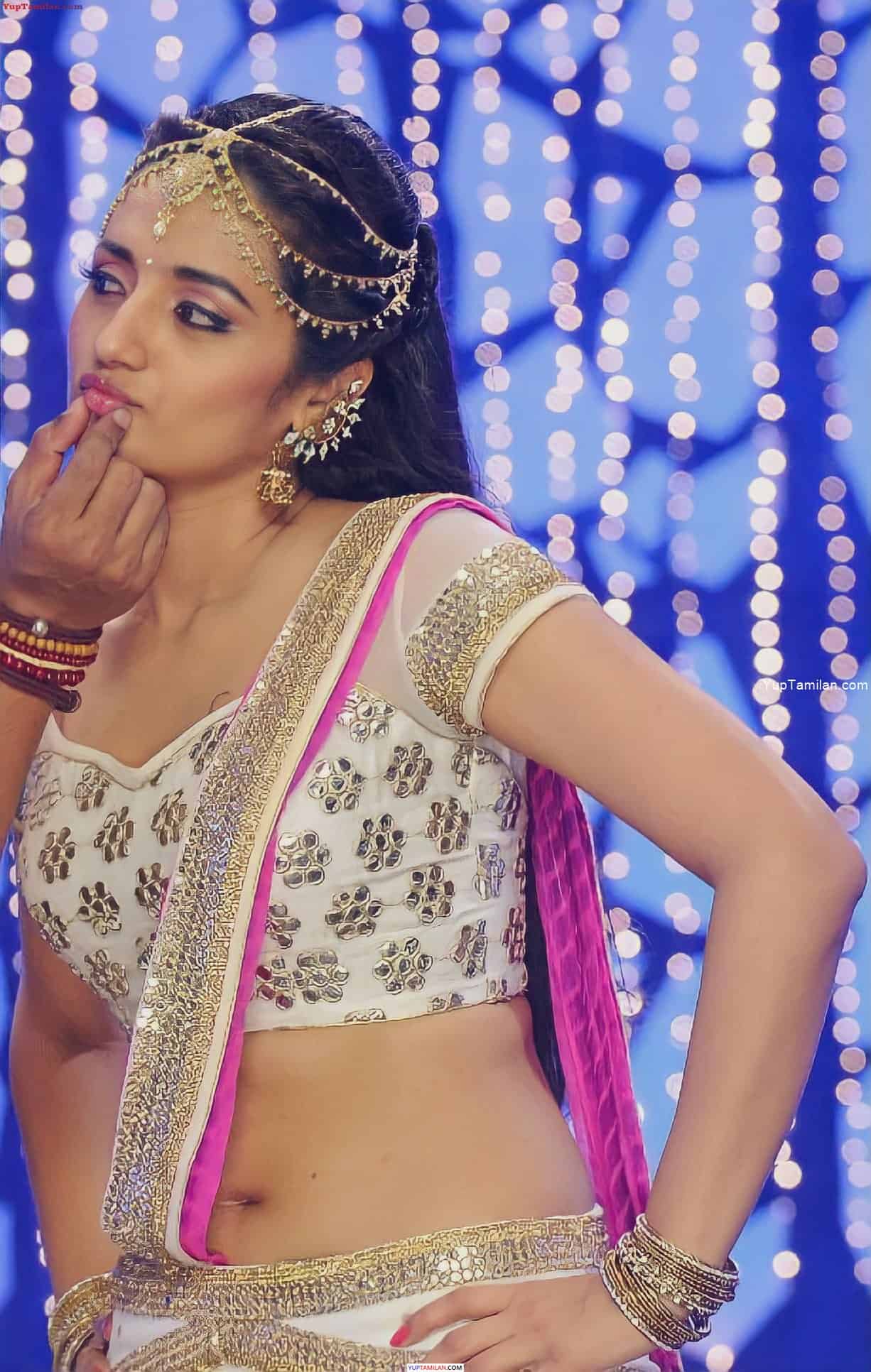 [Image: Trisha%2BHot%2BNavel%2Bshow%2B%25281%2529.jpeg]