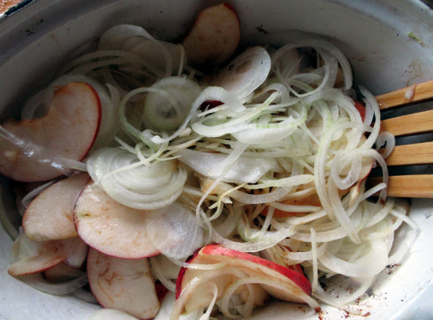 Sočni krmenadl s jabukama i lukom 5 korak pripreme Pull apart pork rib roast with apples and onions by Laka kuharica: pread apple and onion slices on the bottom of the pan