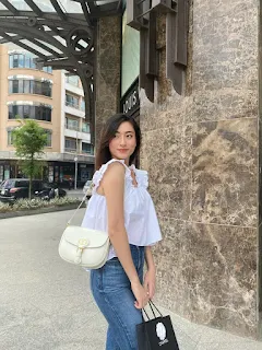 Hoa hậu Lương Thùy Linh diện áo hai dây baby doll bánh bèo dạo phố phường