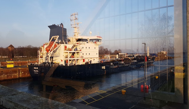 7 Lieblingsplätze zum Schiffe gucken in Kiel. Die Aussichtsplatform des Torbunker 4 bietet einen super Blick in die Schleuse von Holtenau.