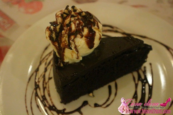 Chocolate cake RM9.90 per slice