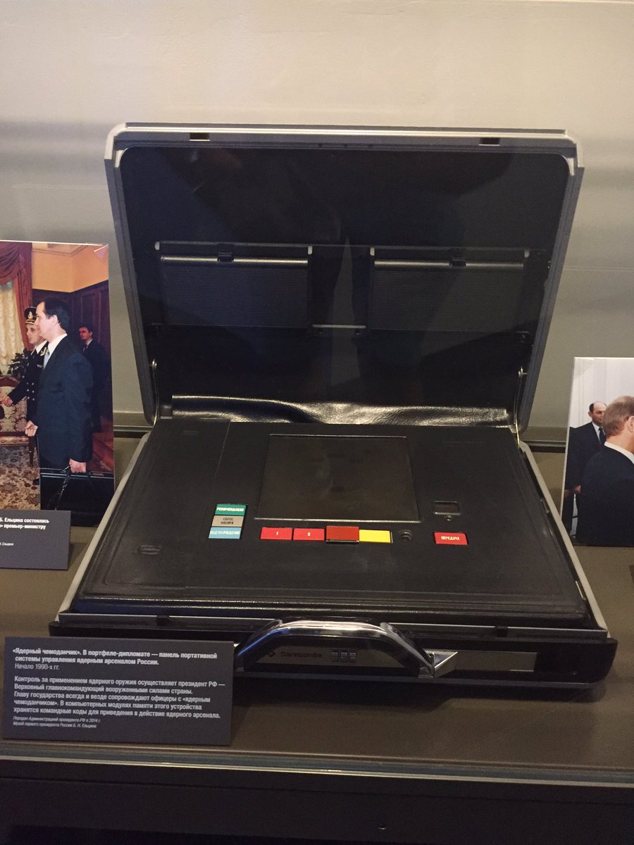maletin%2Bnuclear%2Byeltsin%2B2.jpg