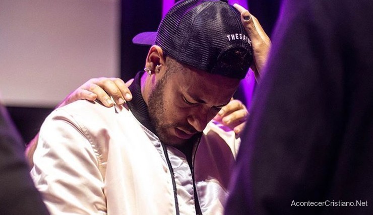 Pastor orando por Neymar en iglesia