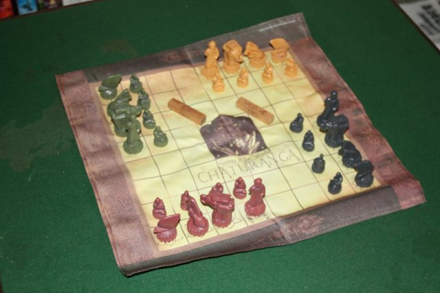 Clube de Xadrez da Unirio - Derivado do jogo indiano chaturanga, o  shatranj, ou xatranje é o antecessor mais conhecido e documentado do  xadrez, jogado na Pérsia a partir do século VII.