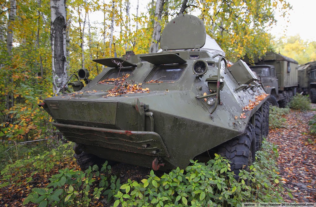 Военные машины в лесу