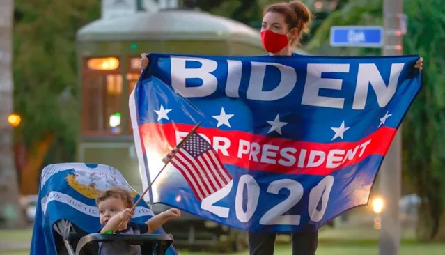 Una madre y su hijo celebran la victoria de Joe Biden