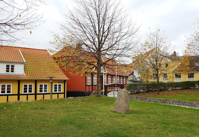 Faszinierende Felsen, wunderschöne Häfen und eine knallgelbe Kirche: Eine spannende Tour durch den Norden von Bornholm. Den Runenstein bei der gelben Kirche von Allinge haben wir ebenfalls besucht.