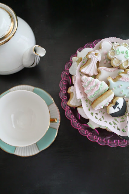 Tea party cookies ideas, mini wedding cookies ideas, bridal shower cookies ideas, coquette party cookies, cookie decorating blogs, tea cup cookies, tea pot cookies,