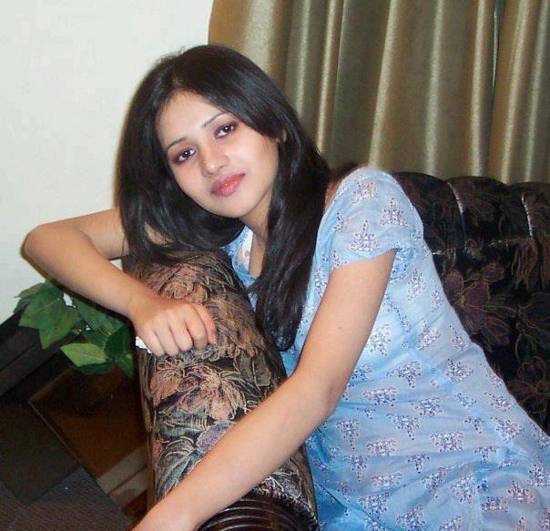 Beautiful Celebrity Pictures Hot Pakistani Girl Showing Her Bra