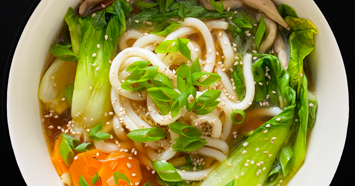 Eine große Schüssel mit leckerer Miso-Ramen-Suppe mit Sesam-Paste