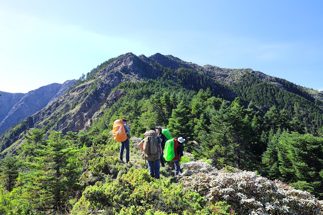 登上拔都諾府山後轉向南，踏上中央山脈北段南湖北稜，沿著崩壁頂端向南湖北山前行