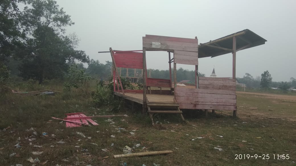 Diguyur Hujan Dan Angin Kencang Tribun Lapangan Sepakbola Di