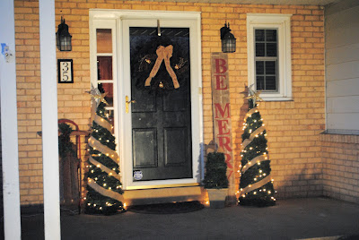 Two It Yourself: 10 Christmas Front Porch Ideas {On The Cheap}