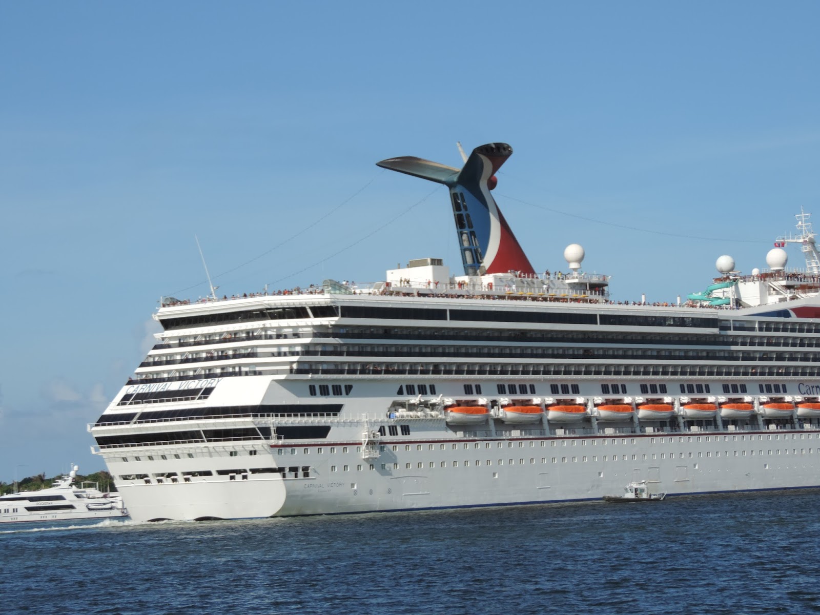 Bonao Internacional BARCO CRUCERO " CARNIVAL VICTORY " , SALIENDO