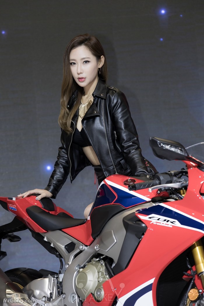 Kim Tae Hee&#39;s beauty at the Seoul Motor Show 2017 (230 photos) photo 3-10