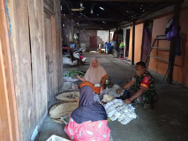 Komsos Babinsa Purworejo Kunjungi Pembuatan Tempe Rumahan